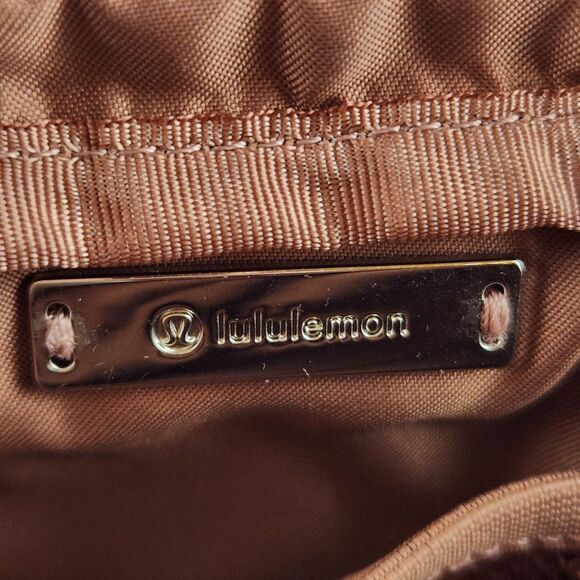 Lululemon Everywhere Belt Bag, Crossbody, Mauve, 1L, Excellent Condition - Picture 3 of 8